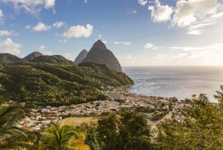 St Lucia stad och stora och lilla piton bergen