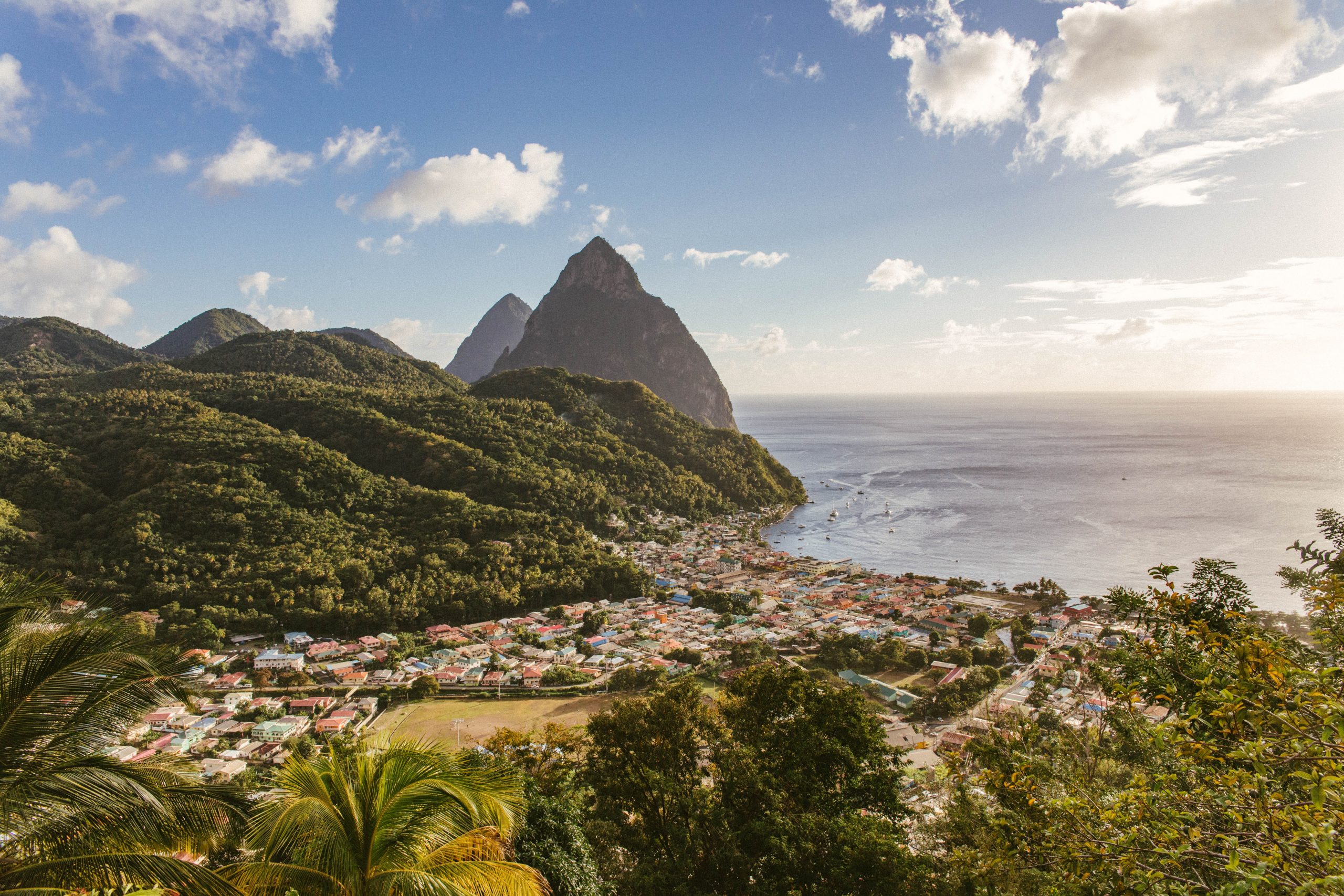 St Lucia stad och stora och lilla piton bergen
