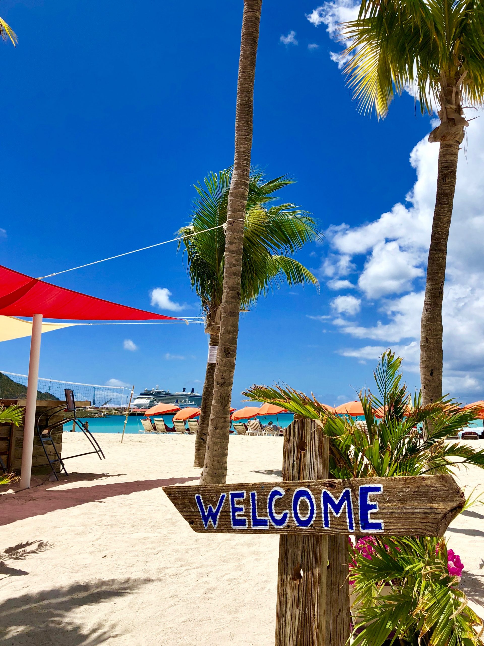 Skylt som säger Welcome på sandstrand i St Martin