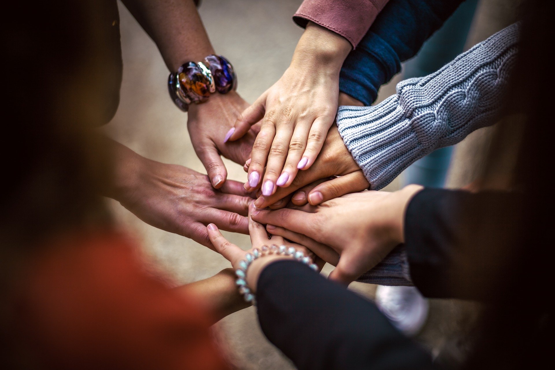 Händer tillsammans i teamwork