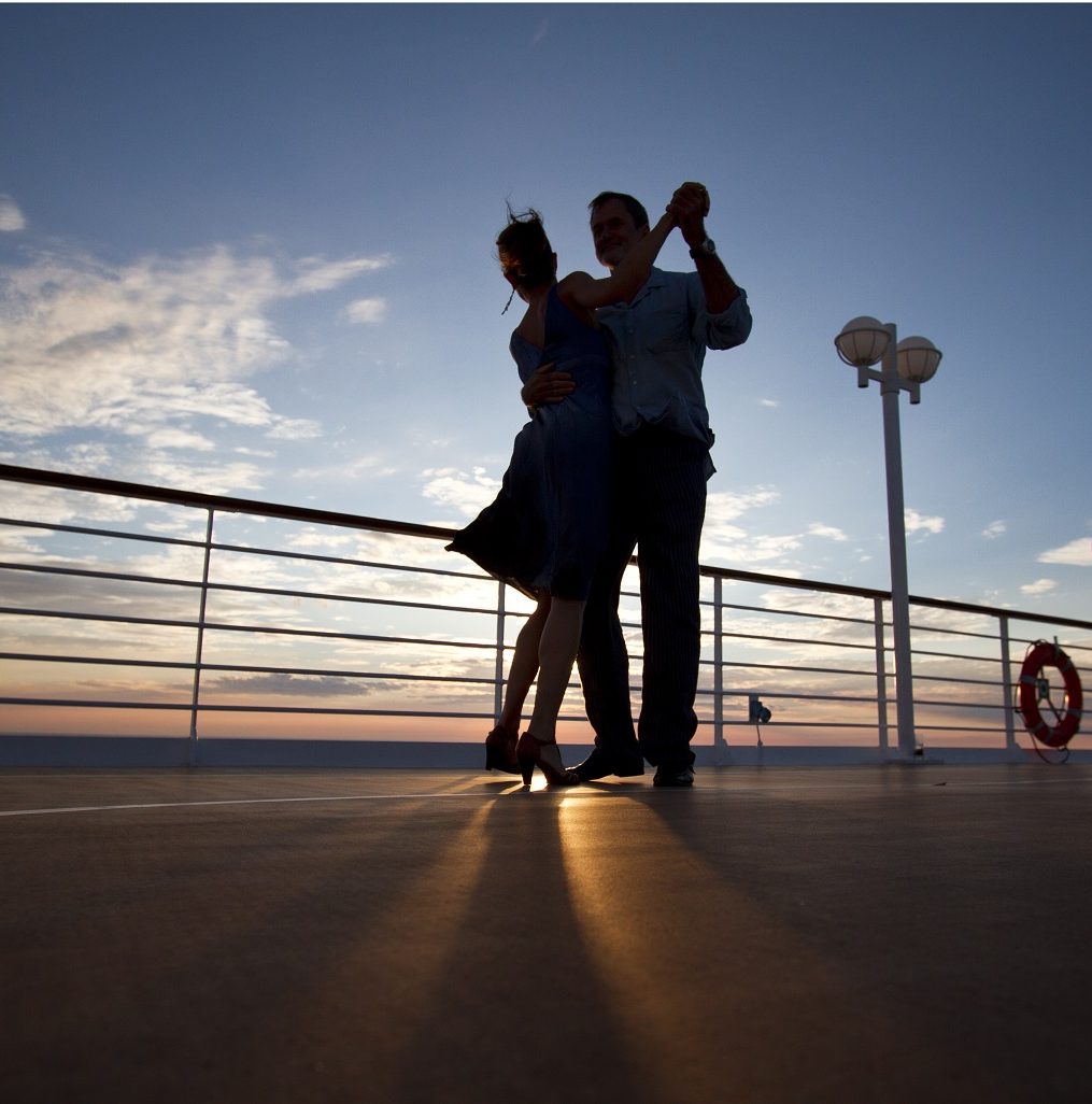 Par dansar i solnedgången ombord Azamaras kryssningsfartyg