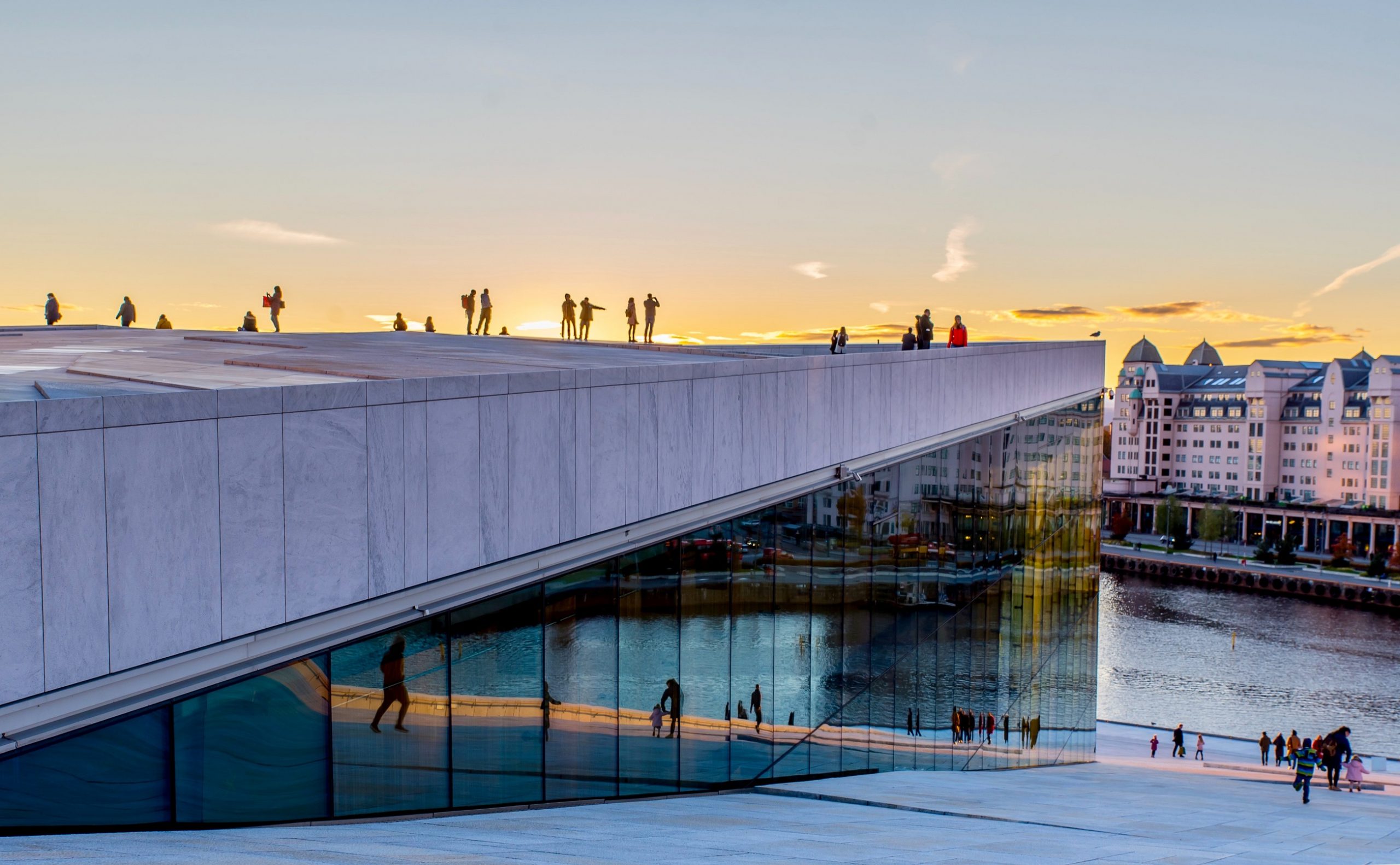 Solnedgång bakom operahuset i Oslo