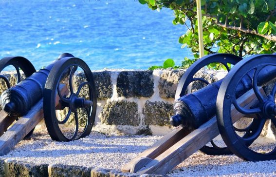 Gamla blåa piratkanoner i Barbados Karibien