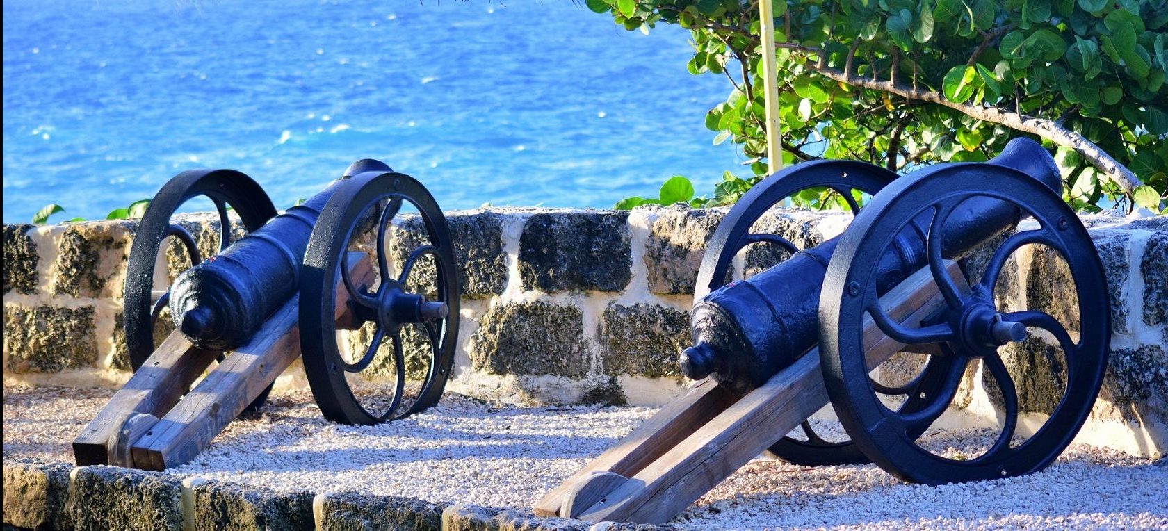Gamla blåa piratkanoner i Barbados Karibien