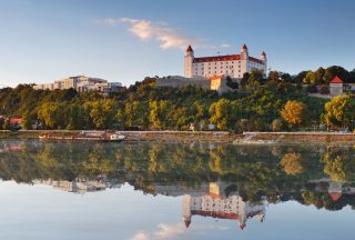 Bratislava slott vid Donaufloden