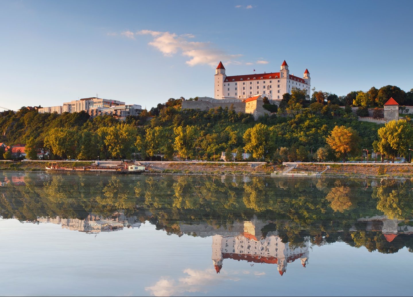 Bratislava slott vid Donaufloden