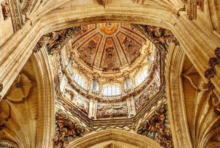 Vacker katedralkupol i Salamanca