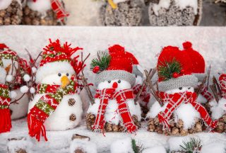 Glada snögubbar på julmarknad i Wien