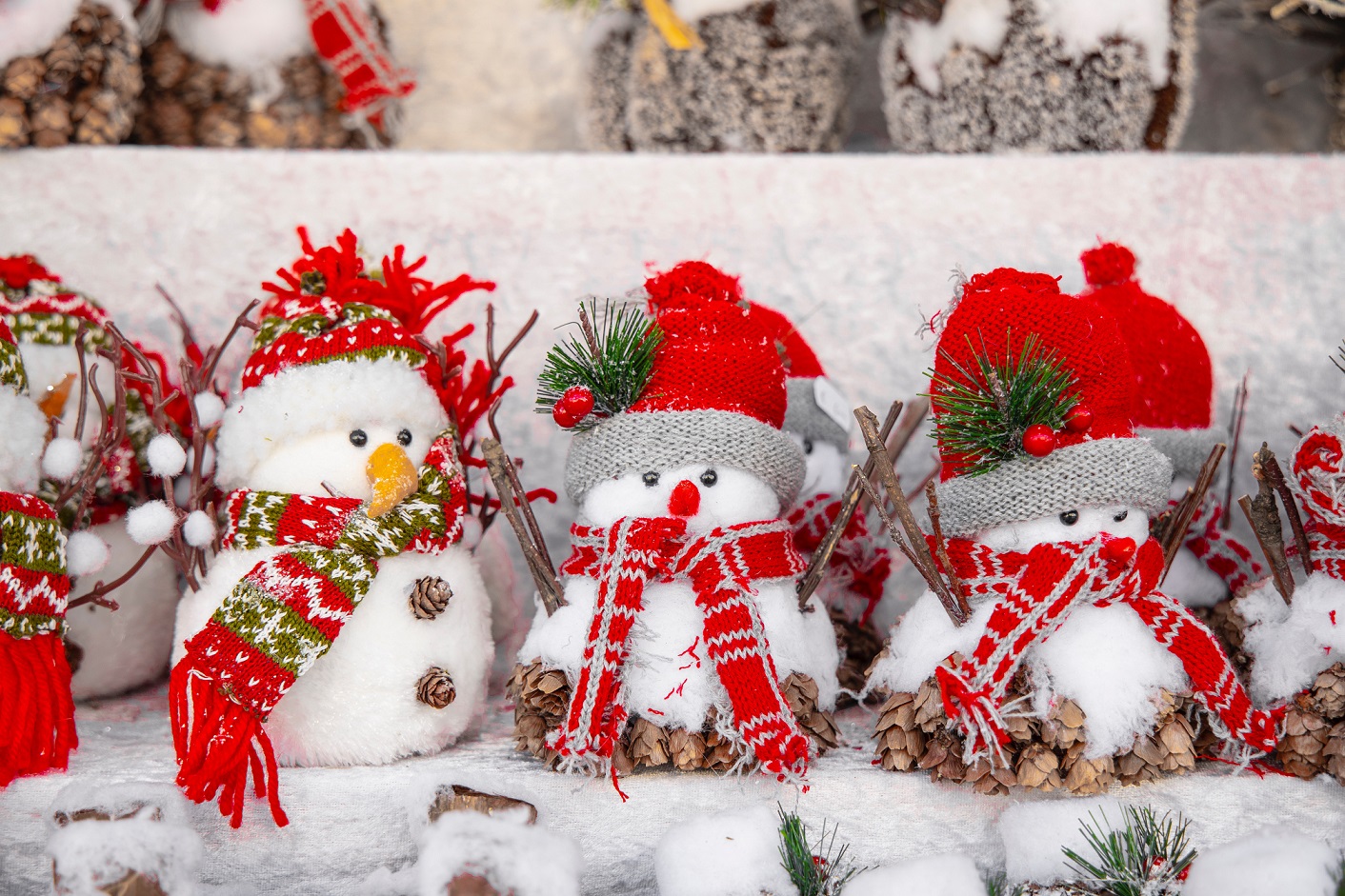 Glada snögubbar på julmarknad i Wien