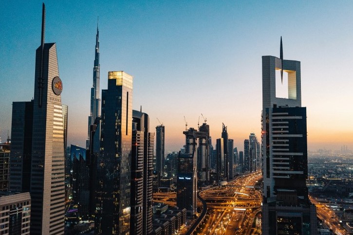Dubai city i solnedgång